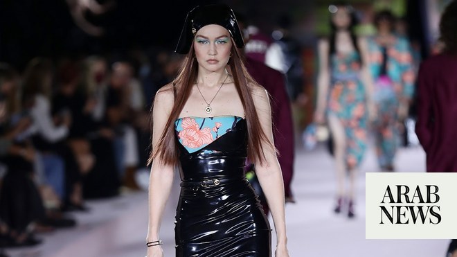 Gigi hadid discount versace runway 2021