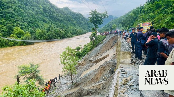 نيبال تنتشل أول جثة من حافلات جرفتها الانهيارات الأرضية