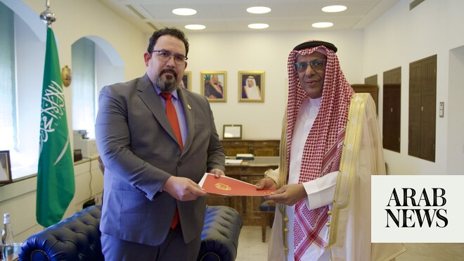 El rey Salman recibe un mensaje escrito del presidente de Venezuela