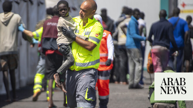 Más de 230 inmigrantes han sido rescatados de un barco frente a las Islas Canarias de España