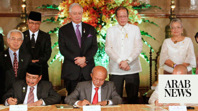 Philippines Muslim Rebels Sign Peace Pact Arab News 