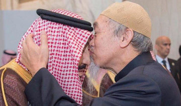 Elderly man’s kiss on King Salman’s head warms the hearts of Saudis