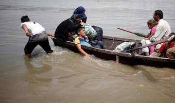 Flooding forces Mosul residents to flee war in rickety boats