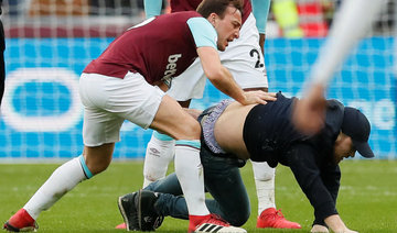 West Ham fans invade pitch, force team owners to flee seats