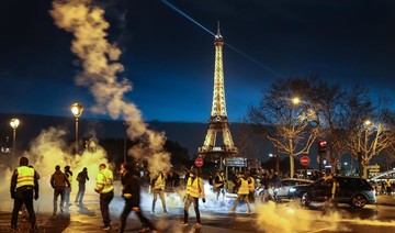 France’s ‘yellow vests’ block borders ahead of Christmas