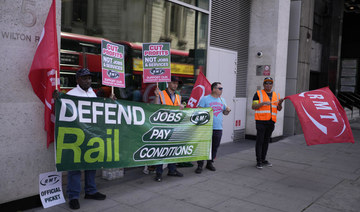 UK rail strike strands commuters, pits workers against government