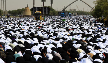 Tens of thousands pray in show of force by Iraq cleric Sadr