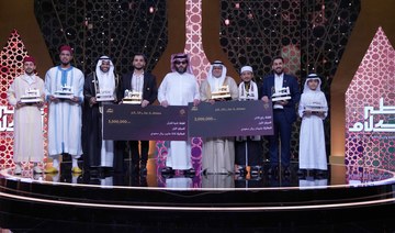 The Chairman of the Board of Directors of the GEA, Turki Al-Sheikh, awards the winners of this year’s Otr Elkalam competition.