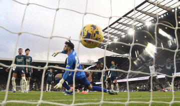 Arsenal falter once more at Fulham, Spurs close on top four