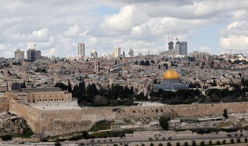 Palestinian stabs 2 at checkpoint near Jerusalem, Israeli police say