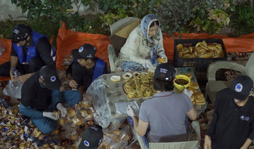 Volunteers of ‘Together We Can’ charity prepare suhoor meals in Karachi. (AN photo)