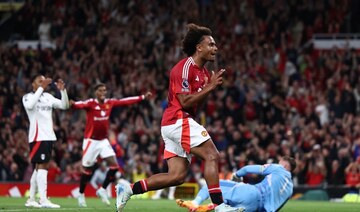 Zirkzee an instant hero as Man Utd beat Fulham in Premier League opener