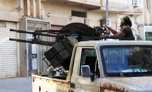 Bracing for battle, army evacuating Benghazi port area