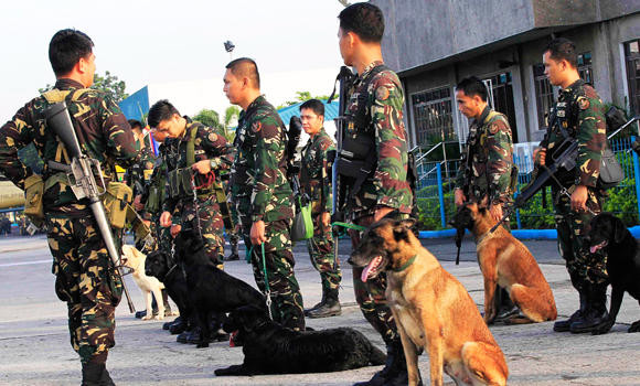 Bomb-sniffing dog saves handler in Philippines