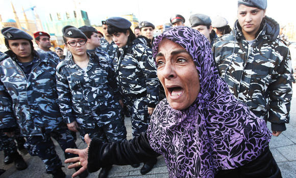 Families of kidnapped Lebanese soldiers block road in protest