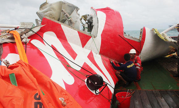 Tail of crashed AirAsia lifted from seabed