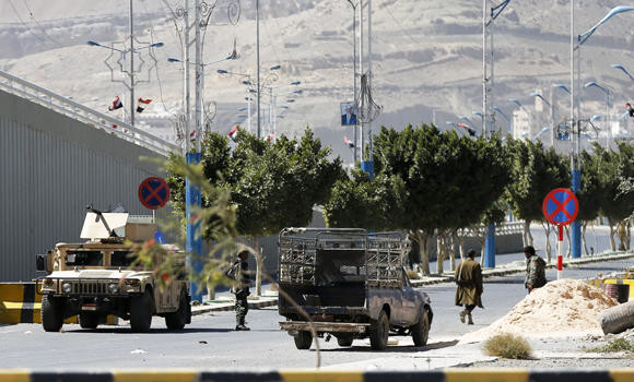 Houthi gunmen seize Yemen presidential palace