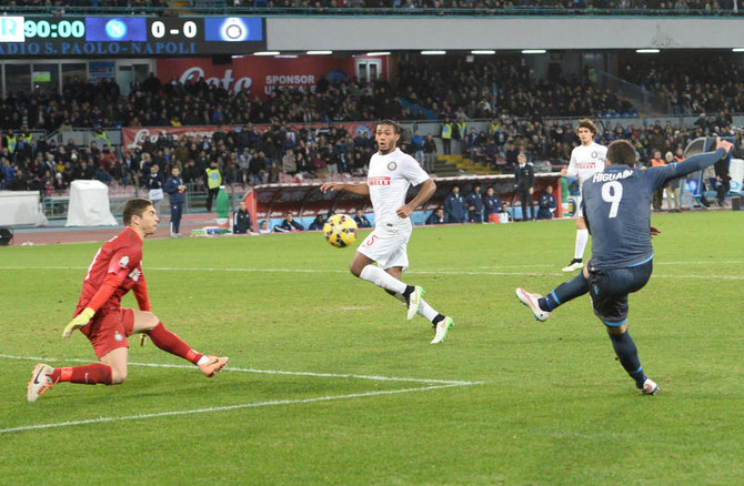 Higuain scores to put Napoli into Cup semis