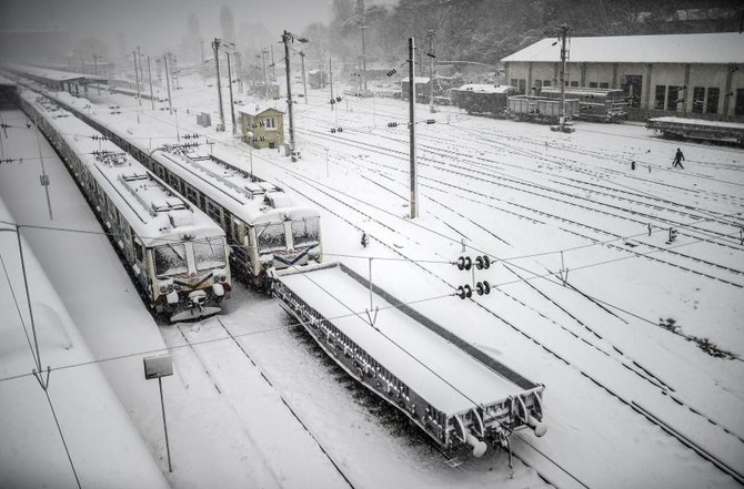 Heavy snowstorm causes travel chaos in Istanbul