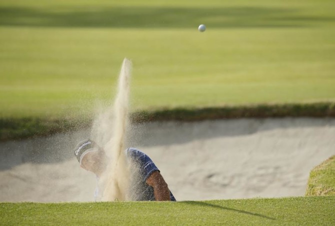 Goosen clings to 1-shot lead at Riviera