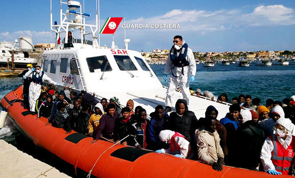 Italy Rescues 1,000 Boat Migrants, Sparking Right-wing Protest | Arab News