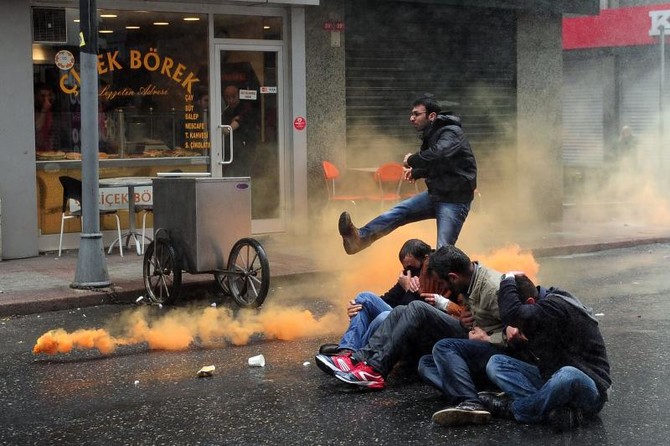 Police use tear gas on Turkey May Day protesters