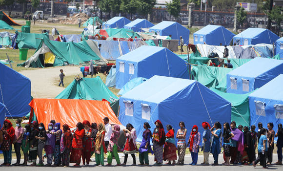 Nepal shuts airport to big jets; toll exceeds 7,000