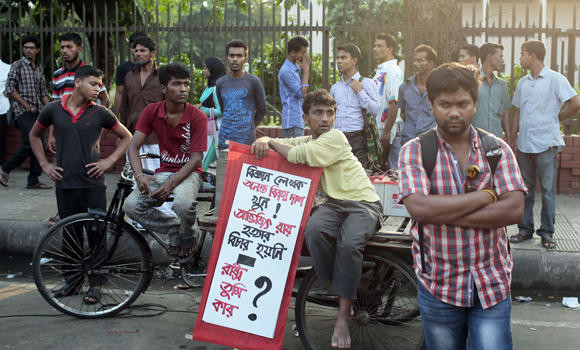 Bangladesh bans Islamist group after blogger killings