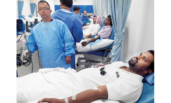 Serving Umrah pilgrims by donating blood