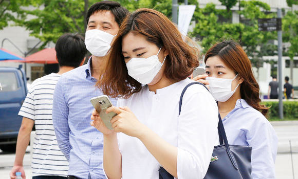 MERS BATTLE: South Korea to track cell phones