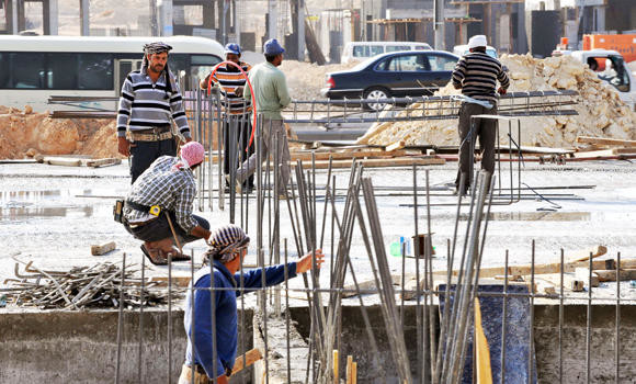 Laborers shielded from sun; ministry to enforce reduced Ramadan hours