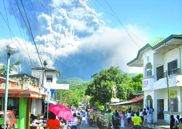 Filipinos Alert After Volcano Spews Ash | Arab News