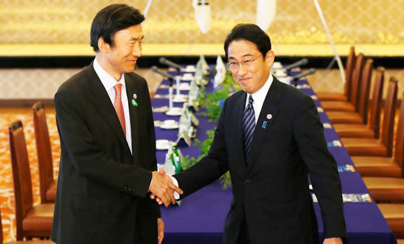 Japan S Korea Hold Talks Amid Tension Arab News 