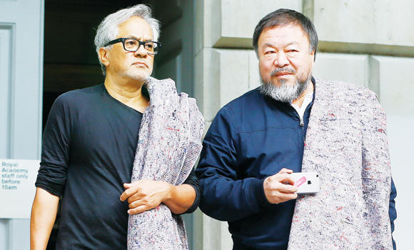 Art stars Kapoor, Weiwei stage walk for refugees