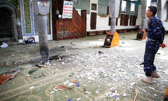 Daesh man dressed as woman kills 25 at Houthi mosque