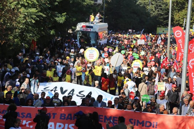 Hundreds gather at funeral of Turkish bomb victims, chanting anti-govt slogans