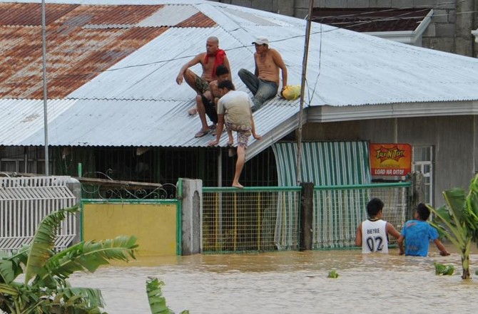 Typhoon kills at least 16 in Philippines, strands thousands