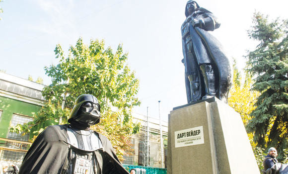 Ukrainians transform famed Lenin statue into Darth Vader