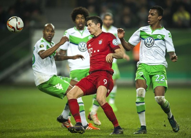 Mueller double sees Bayern down holders Wolfsburg