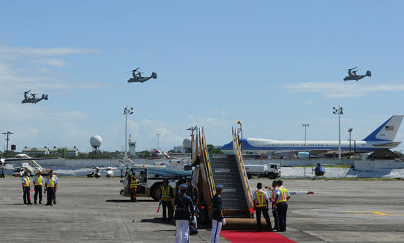 Obama puts sea spat on APEC agenda with Philippine warship tour