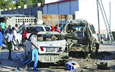 Gunmen kill 17 in Somalia beach restaurant attack