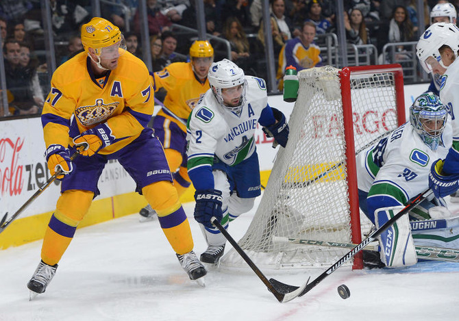 Carter's 2 goals help Kings beat Canucks 5-1