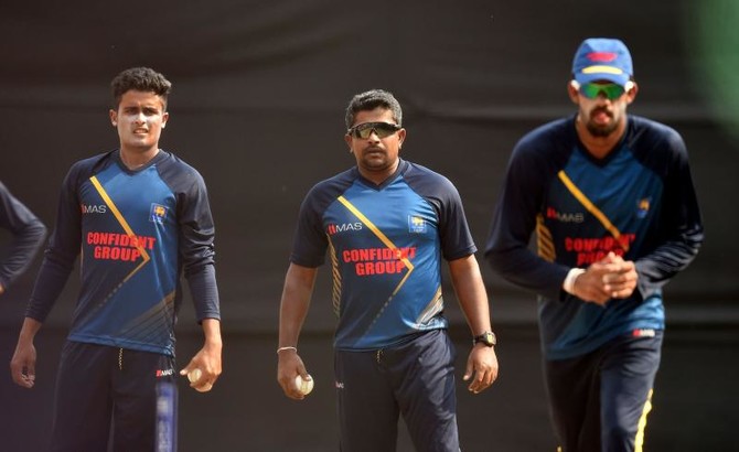 Holders Sri Lanka fight to avoid exit