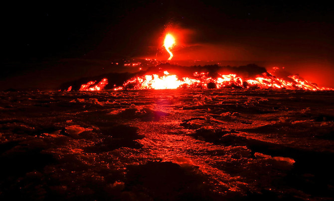 Pictuers and video of Mount Etna the highest volcano in Europe erupting