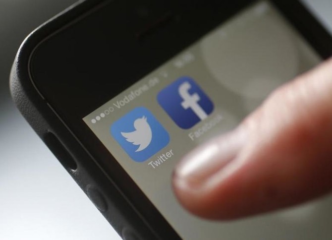 Social media junkies feel more isolated, new study says