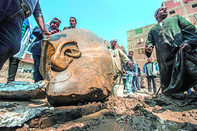 Pharaoh statues found in muddy pit by Egyptian-German team