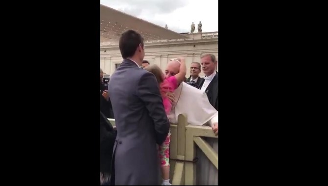 Little girl swipes Pope Francis’ hat in adorable viral video