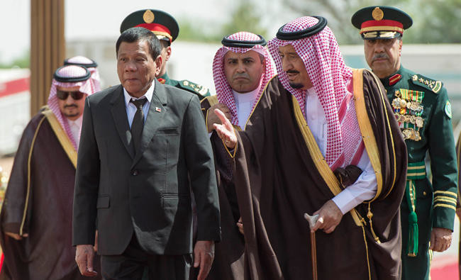 King Salman holds talks with Philippine President Rodrigo Duterte