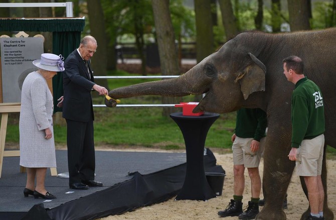 Trumpet voluntary: Watch as Queen Elizabeth feeds an ‘excited’ elephant