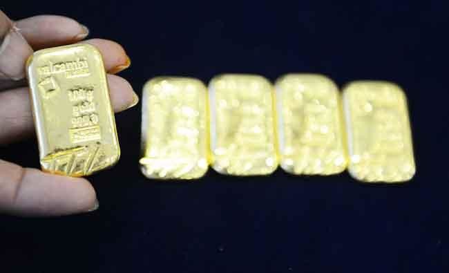 Gold prices edge up